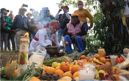  ?? A. ESIMAGEN ?? La mayoría de los habitantes acudieron con ropas blancas y una cinta roja en la cabeza.