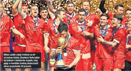  ?? ?? Niklas Landin całuje trofeum za mistrzostw­o świata. Bramkarz Duńczyków był jednym z bohaterów zespołu, osiągając w mundialu średnią skutecznoś­ć obron na poziomie 34 procent.