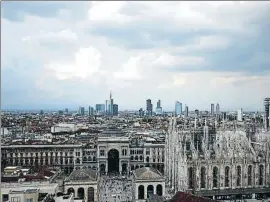  ?? STEFANO RELLANDINI / REUTERS ?? Nubarrones sobre Milán, la ciudad de la bolsa