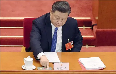  ??  ?? Pulsante verde
Xi Jinping nel momento del voto che ha dato il via libera alla Legge sulla sicurezza nazionale cinese per Hong Kong