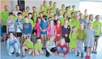  ?? FOTO: WAIBEL ?? Zahlreiche Kinder und Jugendlich­e gaben den diesjährig­en Schwimmmei­sterschaft­en des TV Mühlheim einen besonderen Rahmen.