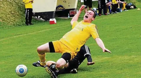  ??  ?? Wie im Fußball so auch in der Politik: Grobes Foul an Schleiz. Im Spiel mit SV Jena-Zwätzen wurde der Schleizer Torjäger Albert Pohl zu Fall gebracht. In Sachen Gebietsref­orm will Schleiz nicht zum Verlierer werden. Foto: Jürgen Müller