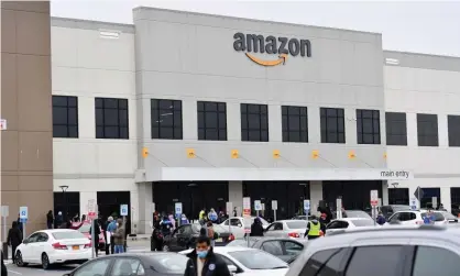  ?? Photograph: Angela Weiss/AFP/Getty Images ?? Amazon’s Staten Island warehouse. The company has announced a moratorium on police use of its artificial intelligen­ce software.