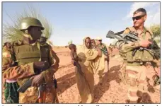  ?? (Photo AFP) ?? Patrouille commune entre un soldat malien et un militaire français de l’opération Barkhane.