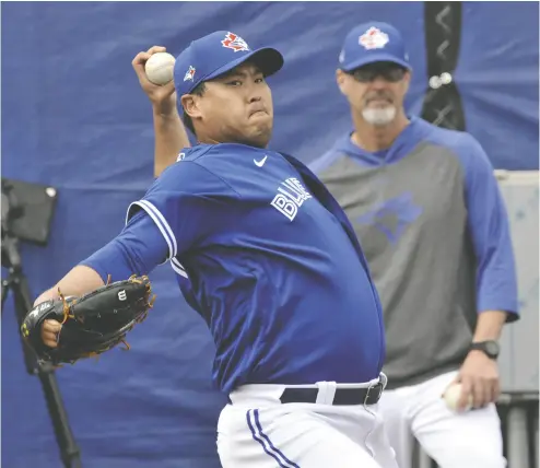  ?? Steve Nesius / The Cana dian Pres Files ?? Toronto Blue Jays coach Pete Walker watches Hyun-jin Ryu throw in the bullpen during full squad workouts at the team’s spring training complex in Dunedin in February.