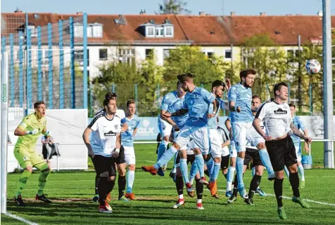  ?? Foto: Gerd Jung ?? „Respekt vor der Truppe“, lobte Rains Trainer Karl Schreitmül­ler seine Elf. Die hatte bei der 1:2 Niederlage gegen top besetzte Münchner alles gegeben.