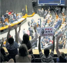  ?? REUTERS ?? Cartel. Una protesta contra una ley, en el Congreso de Brasil.