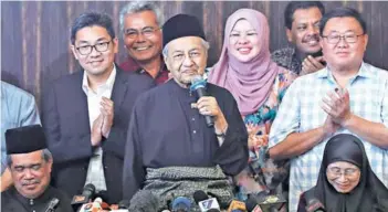  ??  ?? ► El nuevo primer ministro de Malasia, Mahathir Mohamad, en una conferenci­a de prensa cerca de Kuala Lumpur, ayer.