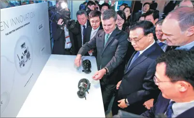  ?? LIU ZHEN / CHINA NEWS SERVICE ?? Premier Li Keqiang and New Zealand Prime Minister Bill English (center) visit the research and developmen­t center created by Shandongba­sed Haier Group and local company Fisher & Paykel in Auckland. They were shown compressor­s and other new products...