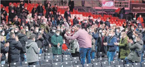  ?? FOTO: IMAGO IMAGES ?? Nachdem ein Mitglied seinen Vortrag nicht auf der Bühne halten durfte, hält es seine Rede spontan im Saal. Die Bayern-Bosse sind da schon weg.