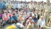  ?? HT PHOTO ?? Ranveer Singh, father of the martyr, with the body of his son in Nagla Dandi village of Etah on Wednesday morning.