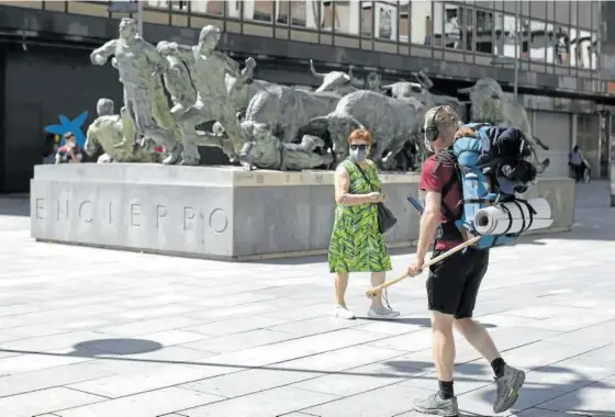  ?? Unai Beroiz ?? Un turista pasea por la calle Carlos III de Pamplona ataviado con su mochila.