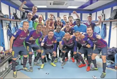  ??  ?? PIÑA. El Barça celebró el triunfo del Bernabéu en el césped y en el vestuario.