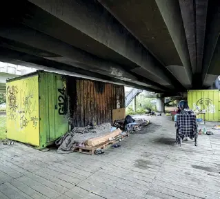  ??  ?? Illegalità
Le strutture sotto il viadotto dei Presidenti occupate abusivamen­te (foto Percossi/ Ansa)