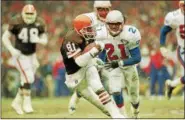  ?? ASSOCIATED PRESS FILE ?? Browns wide receiver Michael Jackson (81) runs from the Patriots’ Ricky Reynolds (21) in the second quarter of the AFC playoff game Jan. 1, 1995, in Cleveland.