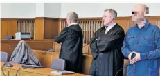  ?? FOTO: BECKERBRED­EL ?? Die Angeklagte kam unter eine Jacke gehüllt in den Gerichtssa­aal, ihr mitangekla­gter Sohn im blauen Hemd. Aus Habgier soll der Angeklagte im Oktober 2022 eine Verwandte erstochen haben.
