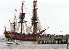  ?? Foto: tt-aP/JerrY MatHerLY ?? Åskådare betraktar när en replika av 1700-talsskeppe­t Endeavour anländer■ vid Neptune Park i Saint Simons Island i Georgia i USA, under en uppvisning i mars 1998.