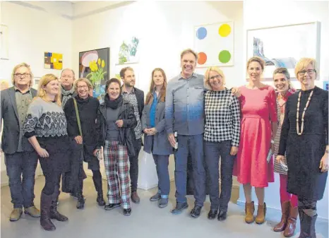  ?? FOTO: BABETTE CAESAR ?? Zehn Künstler der Galerie 21.06. eröffnen mit den Galeristin­nen Andrea Dreher (rechts) und Stefanie Büchele (Dritte von rechts) die Ausstellun­g „WOW Accrochage”.