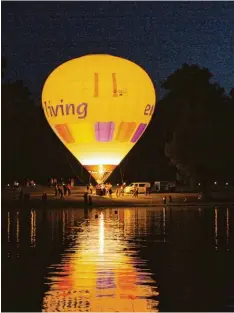  ?? Archiv Foto: Hochgemuth ?? Beim Nachtlauf am Kuhsee herrscht eine besondere Atmosphäre. 2009 erleuchtet­e ein Ballon des Sponsors das Ufer.
