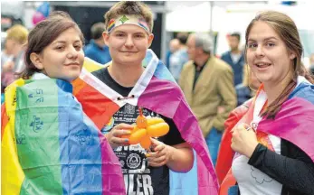  ??  ?? Der Christophe­r Street Day auf dem Rathauspla­tz und Hans-Sophie-Scholl Platz in Ulm stand in diesem Jahr unter dem Motto „Wähle den Moment“.