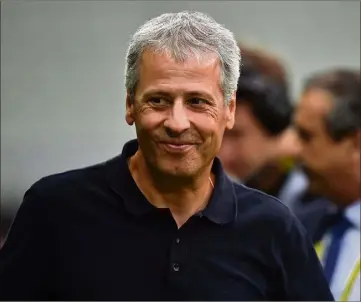  ??  ?? A Dortmund depuis cet été, Lucien Favre fait encore des miracles. Ce week-end, le BVB a conforté sa place de leader en battant Schalke  dans le derby de la Ruhr. (Photo AFP)