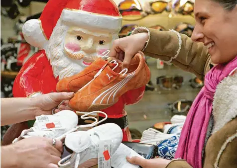  ?? Foto: fg–gr/dpa ?? Die Geschenke haben den Geschmack der Beschenkte­n nicht getroffen? Dann geht nach Weihnachte­n oft die große Umtauschak­tion los.