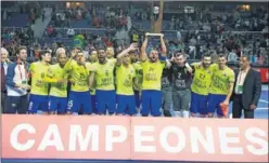  ??  ?? CAMPEONES. Brasil celebró un trofeo como si de un título se tratase.