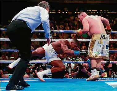  ?? FOTO: ANDREW COULDRIDGE/REUTERS ?? Sensation: Andy Ruiz Jr. (rechts) schickt Anthony Joshua insgesamt viermal auf die Bretter.