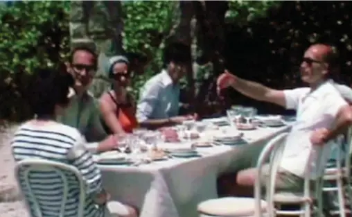  ??  ?? Rumeur
Pentecôte 1976 : Jacques Chirac, alors Premier ministre, rend visite à Valéry Giscard d’Estaing, au fort de Brégançon. « Deux fauteuils pour les Giscard d’Estaing. Deux chaises pour les Chirac : on ne badinait pas avec l’étiquette… », pouvait-on lire dans « Le Point » du 9 aôut 1976 à propos de cette rencontre. Quarante et un ans plus tard, Giscard conteste cette version, image extraite d’un film familial à l’appui.