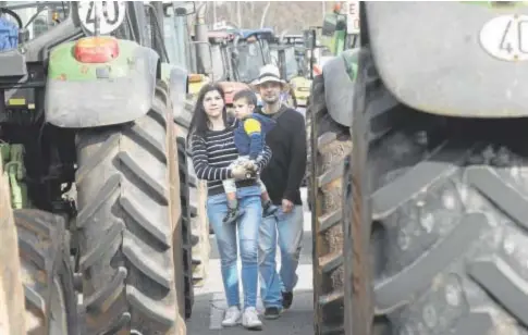  ?? // MIGUEL MUÑIZ ?? P. B., en la movilizaci­ón del pasado día 20, con su marido y su hijo pequeño, que llevó un tractor de juguete