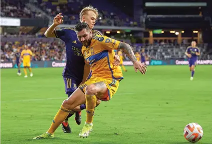  ?? ?? ANDRÉ-PIERRE GIGNAC pelea un balón en el juego de anoche en Estados Unidos.