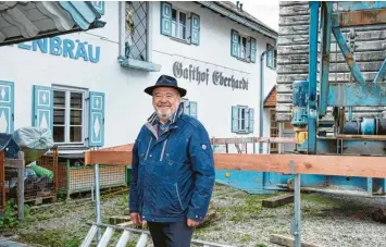  ?? Fotos: Christian Rudnik ?? Echings Bürgermeis­ter Siegfried Luge freut sich über den Baufortsch­ritt beim Gasthof Eberhardt.