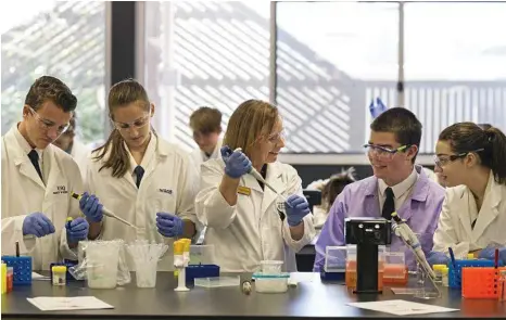  ?? PHOTO: USQ PHOTOGRAPH­Y ?? FINDING PATIENT ZERO: Taking part in the USQ workshop (from left) DDCS students Clayton Booth, Sydney Wolverton, USQ senior lecturer (Biomedicin­e Science) Dr Eliza Whiteside, Jaeth Archer and Kirra Jones.