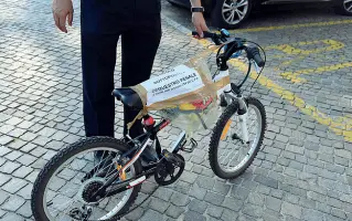  ??  ?? La tragedia La bicicletta del piccolo Martin Fior, morto investito dalla scuolabus a San Martino di Lupari