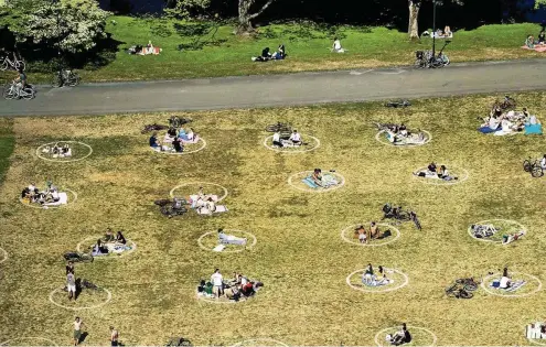  ??  ?? In Rotterdam genießen die Menschen das schöne Wetter – in von der Stadtverwa­ltung markierten Abstandskr­eisen.
FOTO: AFP