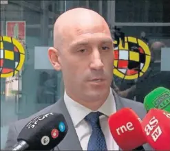  ??  ?? EN LAS ROZAS. Luis Rubiales, ayer, tras presentar sus avales.