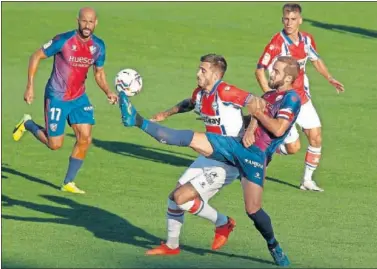  ??  ?? Pulido trata de atar en corto a Joselu ante la mirada de Rico en el encuentro de ayer en Ibaia.