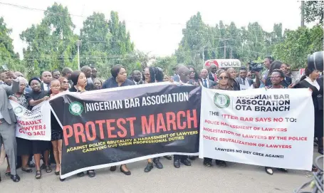  ?? PHOTO: AYODELE ADENIRAN ?? Members of Nigerian Bar Associatio­n ( NBA) Ikeja Branch and other chapters during their protest against police brutality and harassment of lawyers in the course of duty in Lagos… yesterday.