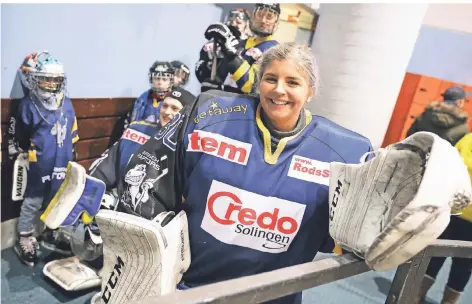  ?? FOTO: CHRISTIAN BEIER ?? Eishockey-Torhüterin Jennifer Klömpges vor dem „Retter-Spiel“gegen die Düsseldorf­er EG.