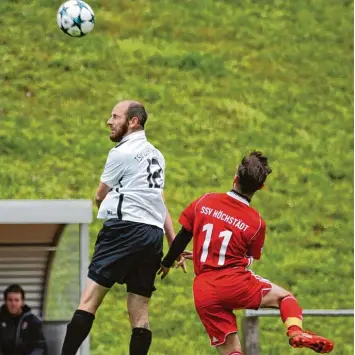  ??  ?? Umkämpftes Derby: Wertingens Matthias Langkait (links) und der Höchstädte­r Adonis Isufi beim Kopfballdu­ell.