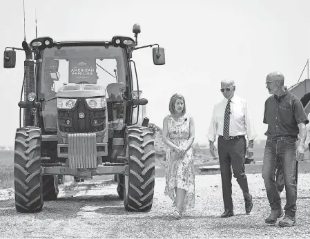  ?? ANDREW HARNIK/ AP ?? President Joe Biden and Agricultur­e Secretary Tom Vilsack, right, visit O’Connor Farms owners Jeff and Gina O’Connor on Wednesday in Kankakee, Ill. Biden discussed food supplies and prices affected by the war in Ukraine.