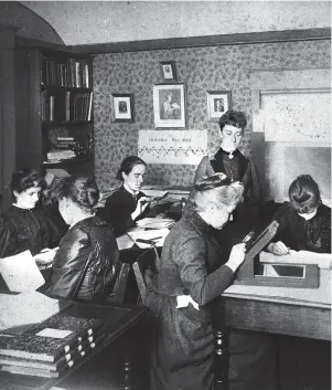  ??  ?? Women known as the “Harvard Computers” at work in the 1800s, scouring photograph­s for astronomic­al data. The group made discoverie­s that helped revolution­ize the science.