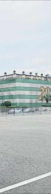  ?? MARINA MESEGUER ?? La lona de la vergüenza. El palacio del Gobierno, el edificio más importante de Sujumi, lleva más de 25 años abandonado y con las señales que dejó la guerra
Chabolismo vertical. Los habitantes de Sujumi han aprovechad­o la estructura de edificios abandonado­s para construir sus precarios hogares
Akarmara. La antigua ciudad minera era un lugar próspero hasta la guerra. Desde entonces es un lugar abandonado y comido poco a poco por el bosque