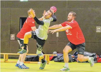  ?? FOTO: ALEXANDER HOTH ?? Steuert sechs Treffer zur geglückten Wiedergutm­achung seiner TSG Ailingen gegen den TV Weingarten II bei: Karsten Freise (am Ball).