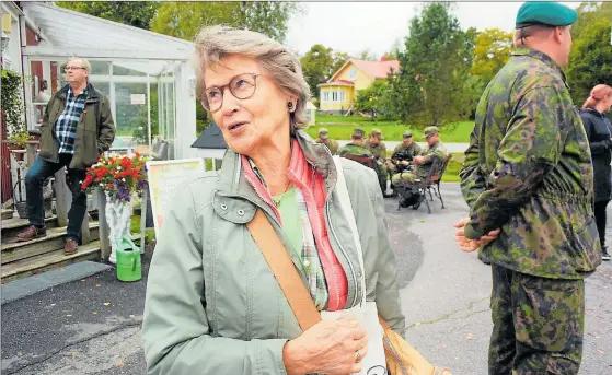  ?? FOTO: SARAH GRÖNSTRAND ?? ÖVNING. Sirkka Ramstedt deltog som frivillig civilperso­n i Degerby evakuering­sövning.