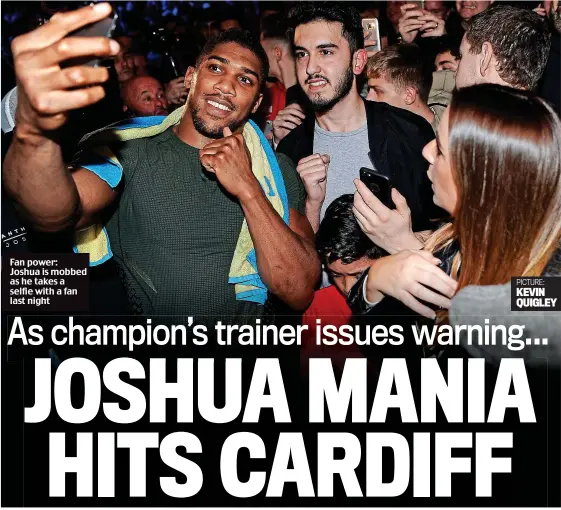  ?? PICTURE: KEVIN QUIGLEY ?? Fan power: Joshua is mobbed as he takes a selfie with a fan last night