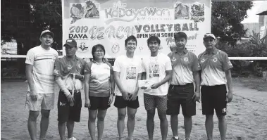  ?? (photo by Skippy Lumawag/SDD) ?? BOYS DIVISION CHAMPION
Ateneo de Davao University’s Kobe Daniel Miranda and Rysell Cris Villarte with the Boys Division trophy along with officials from the Davao Volleyball Associatio­n led by D’Artagnan Yambao (second from right) and the City Sports Developmen­t Division/City Mayors Office staff.