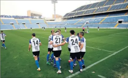  ??  ?? Los jugadores del Hércules felicitan a Benja tras marcar el gol de la victoria ante el Ibiza, líder del grupo.