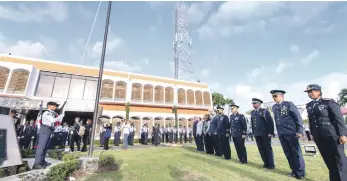  ?? ?? Oficiales de la Fuerza Aérea Dominicana cuando enhestaban la bandera en el Listín.
Estudiante­s de varios liceos estuvieron presentes en la ceremonia.