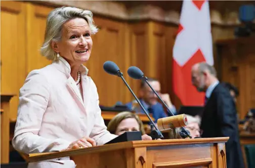  ?? (ANTHONY ANEX/KEYSTONE) ?? Andrea Gmür-Schönenber­ger (PDC/LU) a été la star du jour au Conseil national en défendant les quotas féminins sous la forme d’un poème qu’elle a scandé à la tribune du parlement.